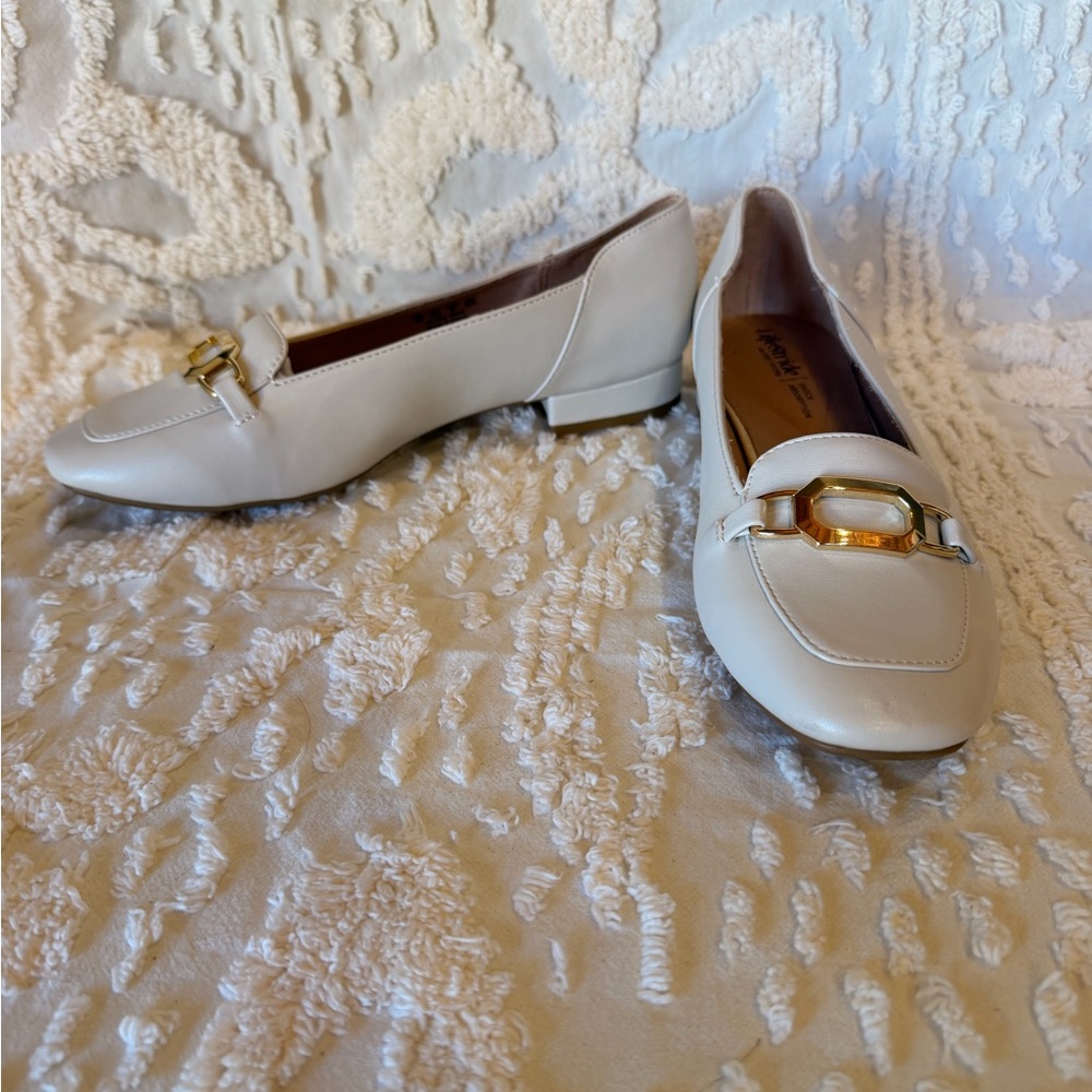 Classic Women's Cream Loafer with Gold Accent #524